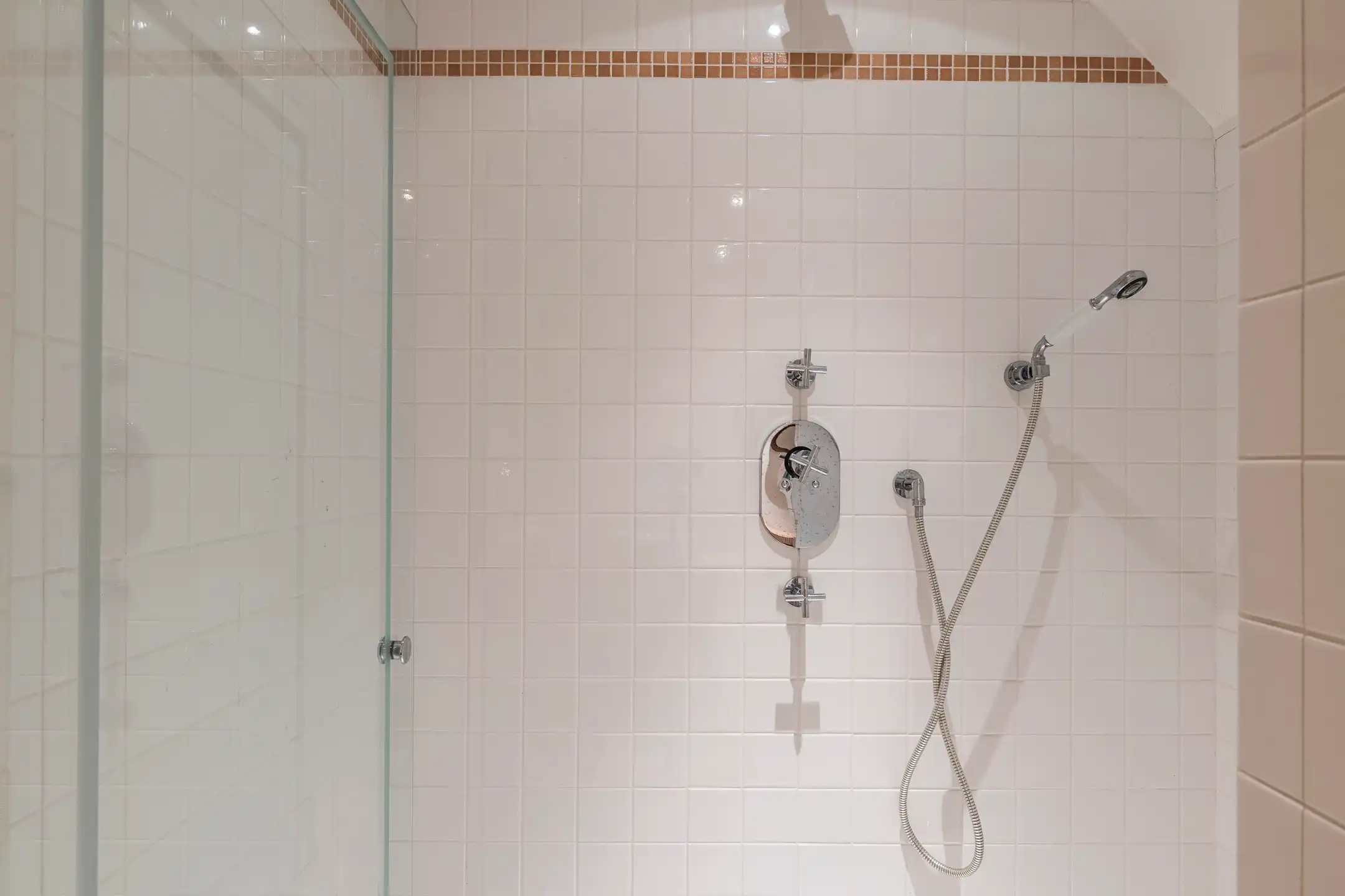 Villa met binnenzwembad en conciërgerie op riant perceel foto 23