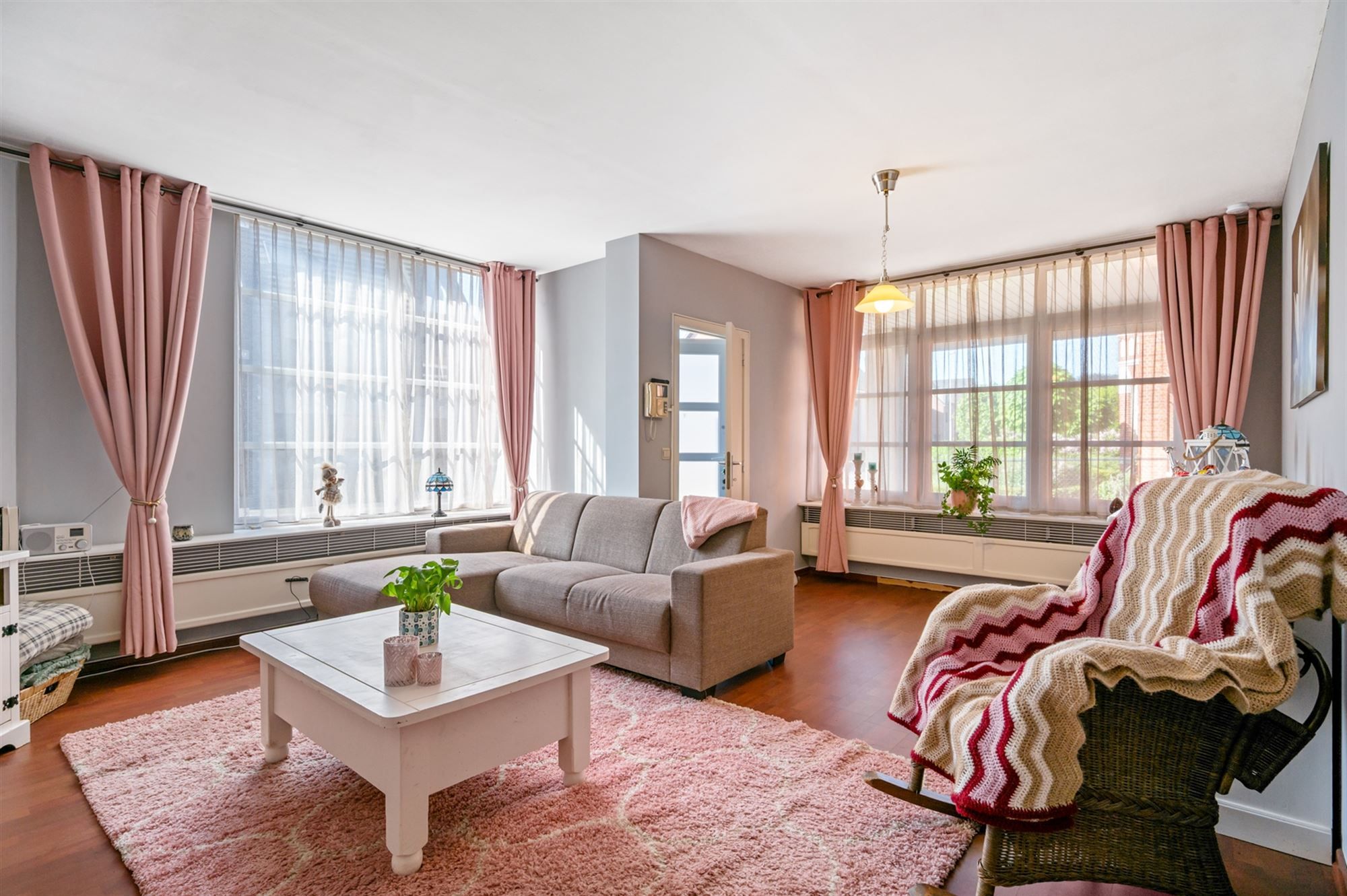 Ruim 2 slaapkamer appartement met 2 overdekte staanplaatsen en grote tuin foto 5