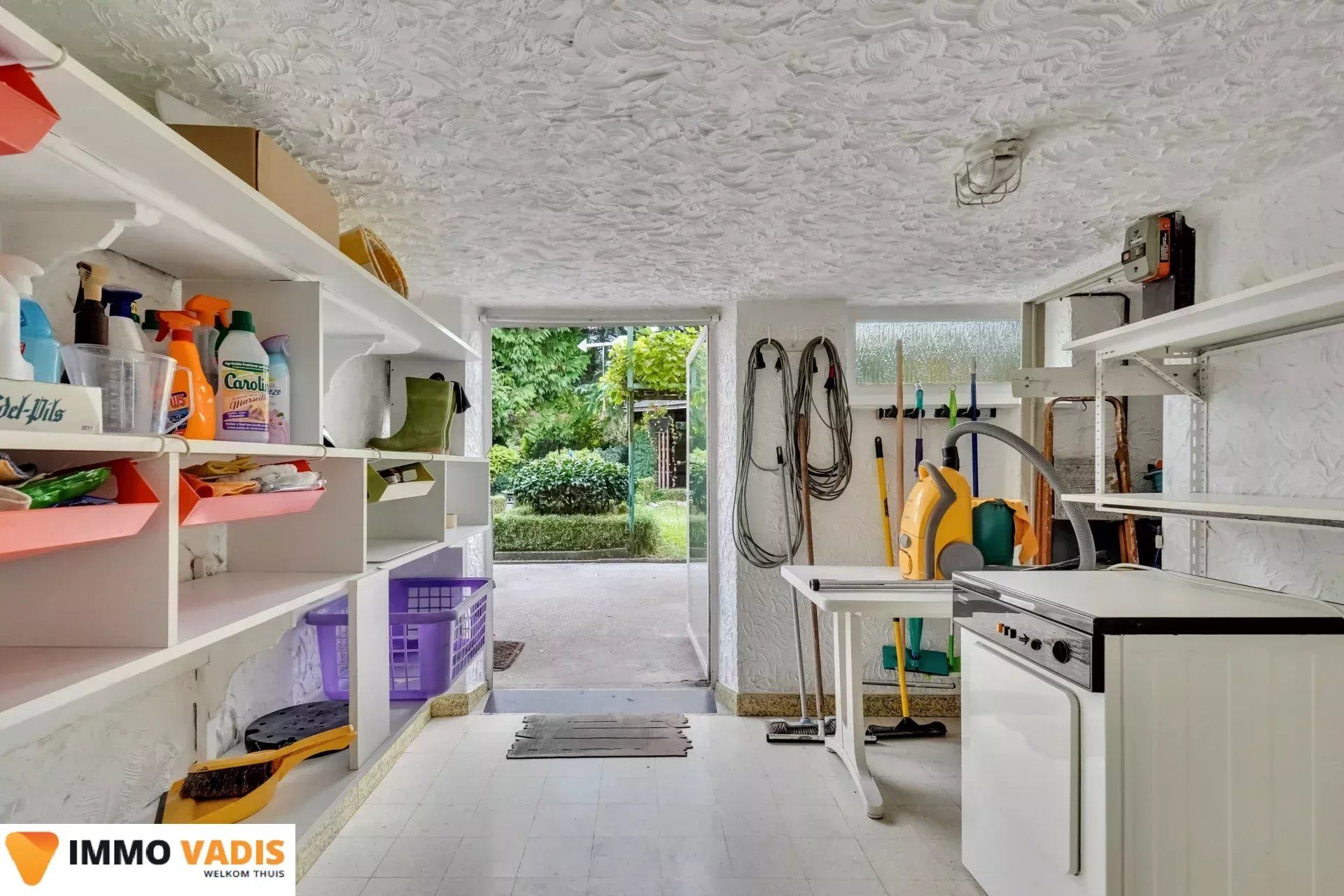 Te renoveren woning met  garage en mooie tuin foto 21