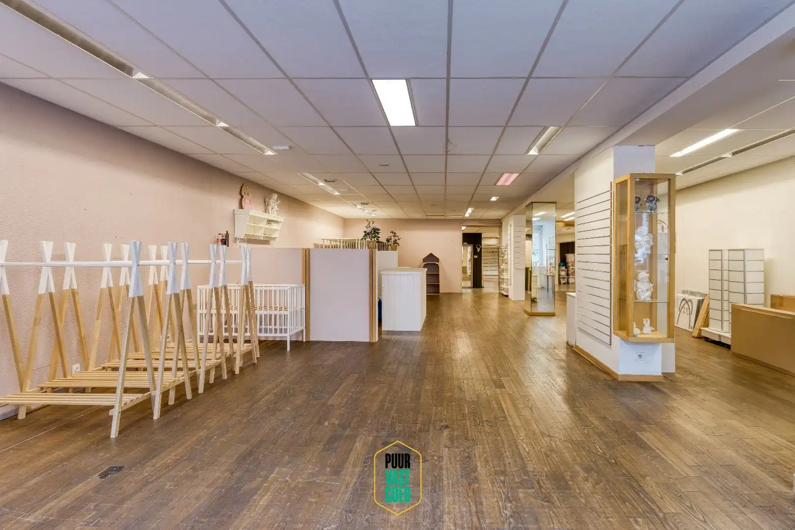 Handelsruimte met achteruitgang en 2 appartementen! foto 2