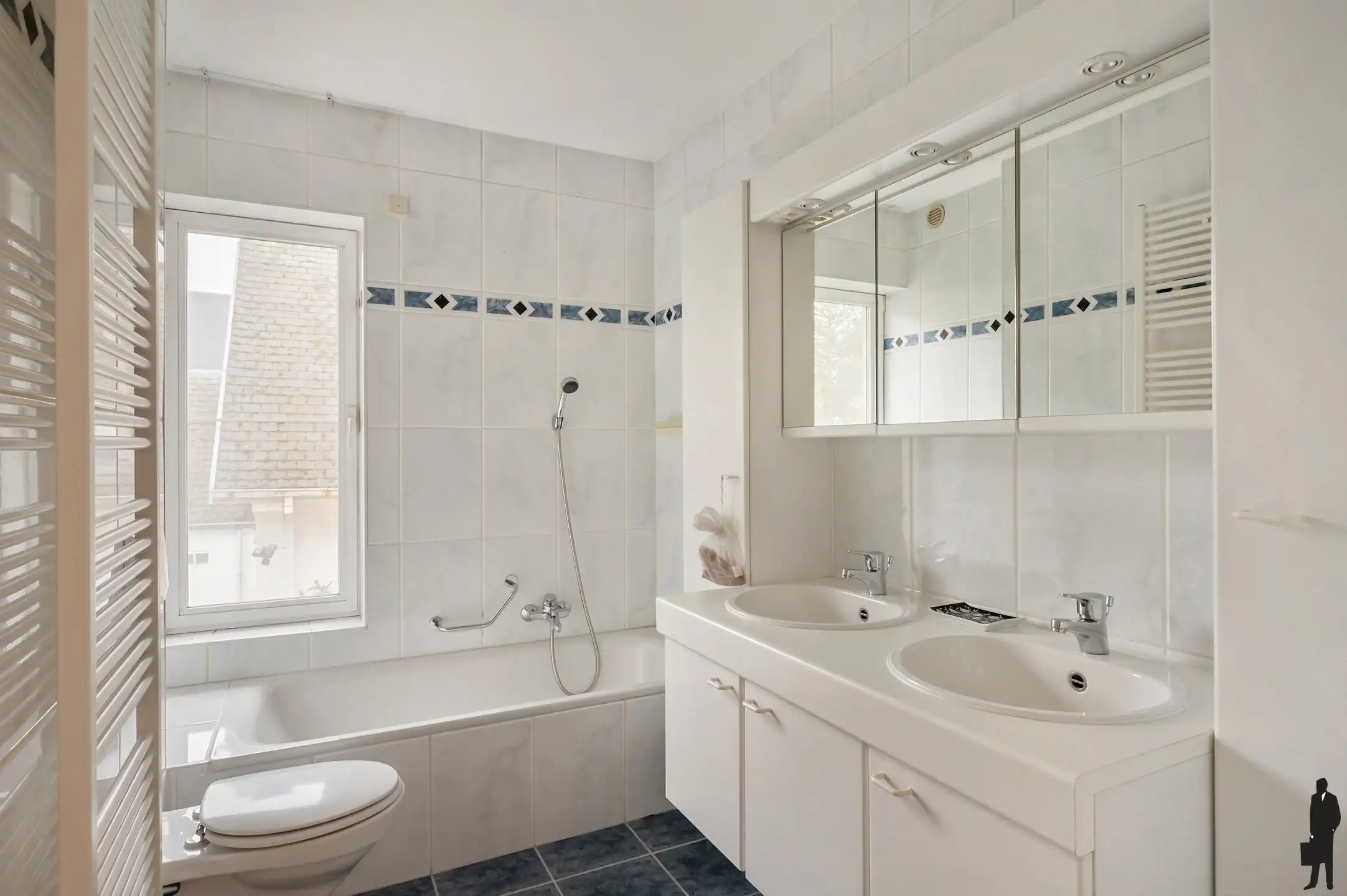 Ruim villa-appartement met 4 slaapkamers & garage foto 10