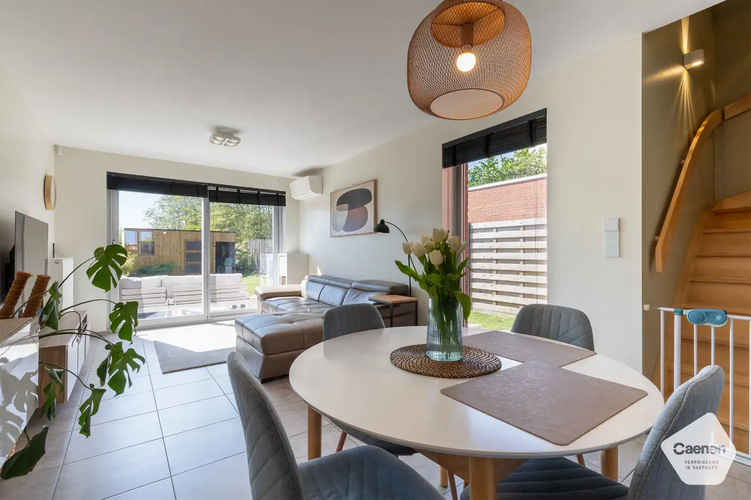 ENERGIEZUINIGE TIJDLOZE RECENTE WONING (BOUWJAAR 2021) MET 4 SLAAPKAMERS EN INPANDIGE GARAGE foto 2