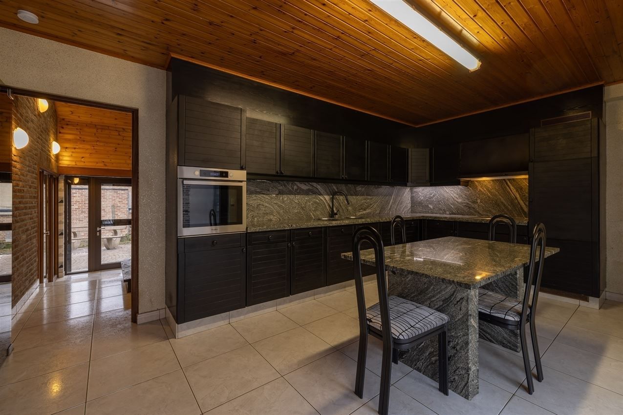 Ruim huis met praktijkruimte en 4 slaapkamers foto 14