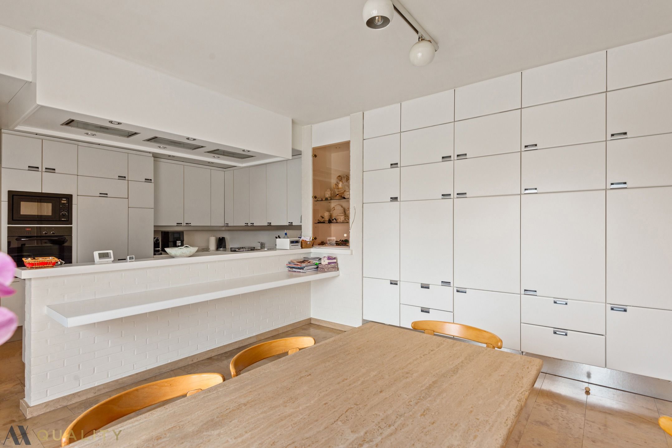 Tijdloze ruime villa met 5 slpk., dub. gar., tuin, tennisveld, polyvalente ruimte en vijver. foto 6