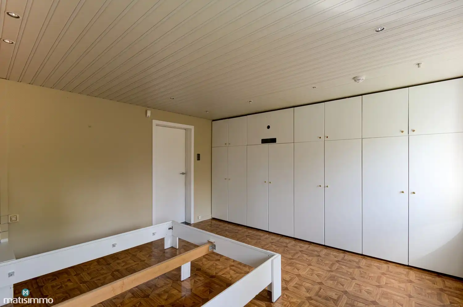 RUIME WONING MET 5 SLAAPKAMERS, INPANDIGE GARAGE EN WELLNESSRUIMTE OP EEN RUIM PERCEEL foto 26