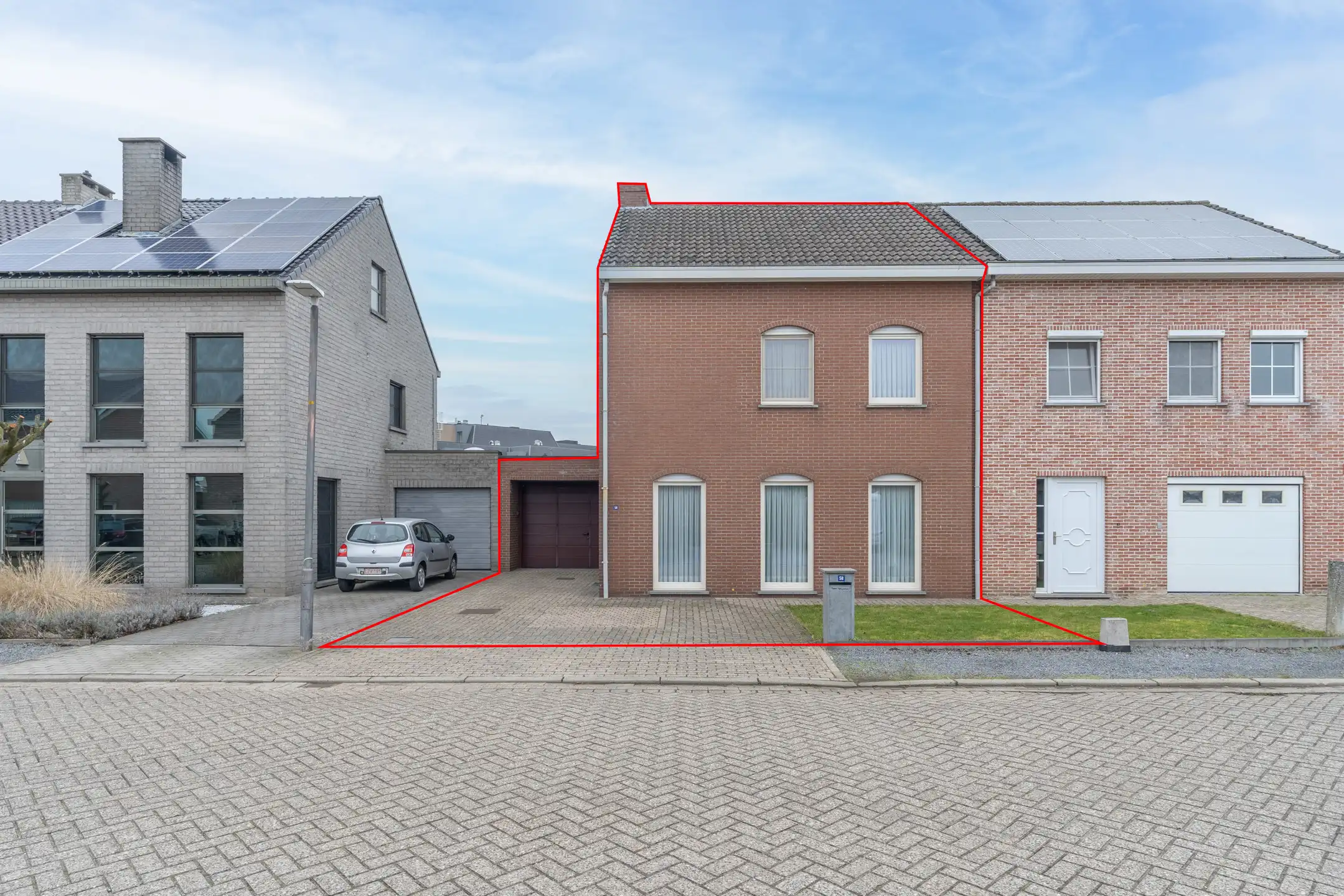 Gunstig gelegen woning met 3 slpks en garage op  505 m² foto {{pictureIndex}}