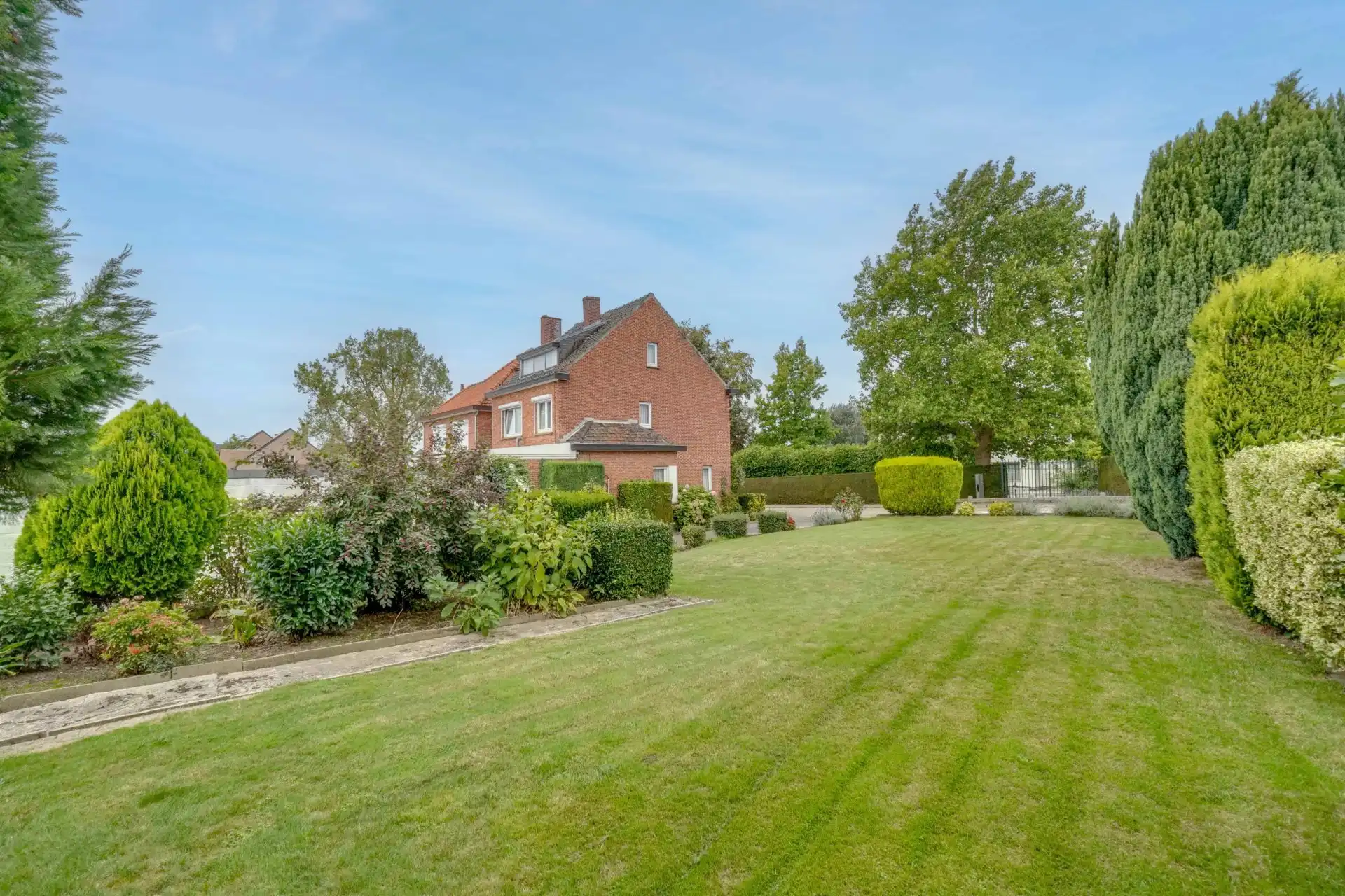 Ruime woning met potentiële bouwgrond foto 26