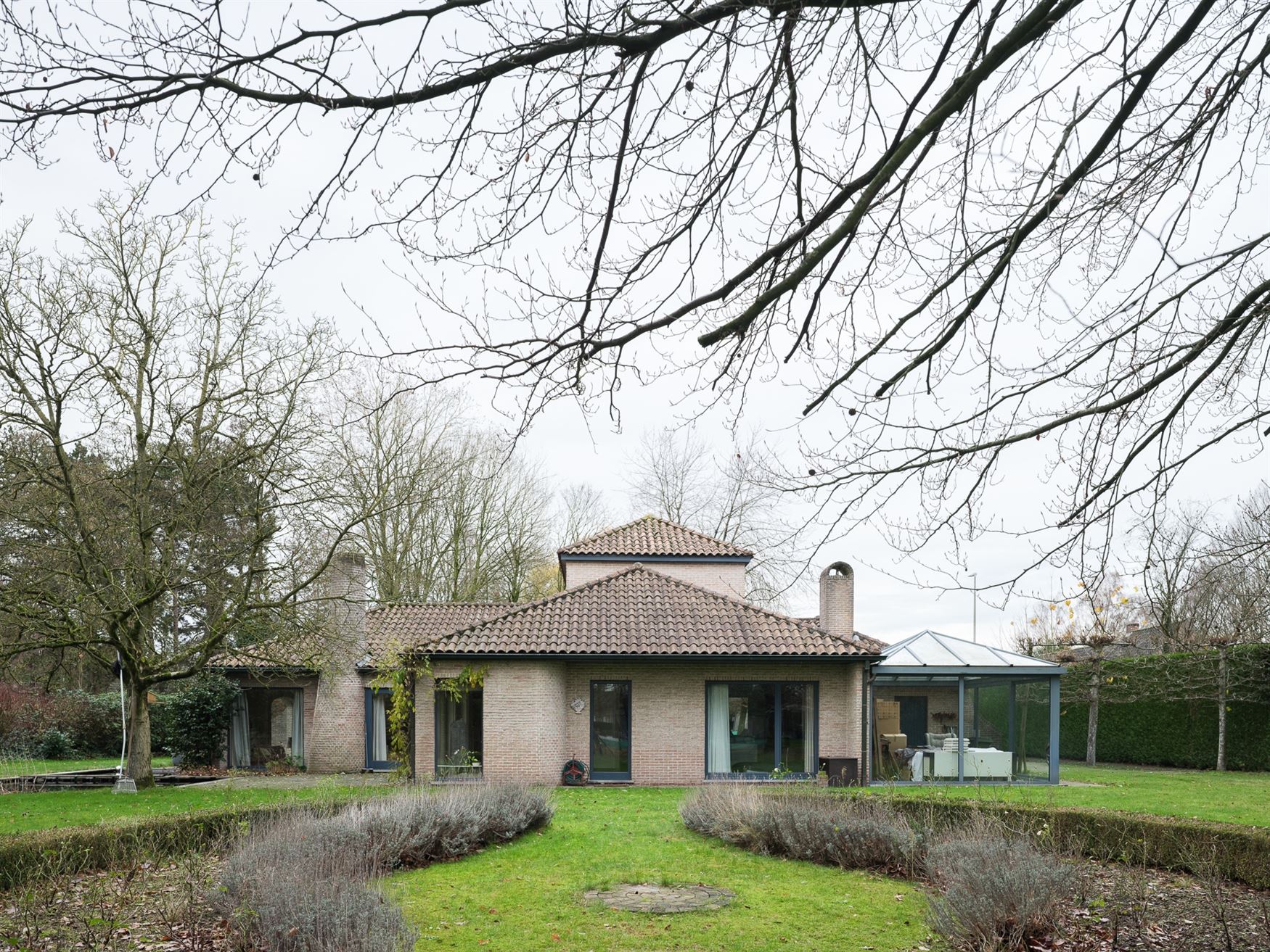 Unieke villa met prachtige tuin op een perceel van 2.764 m². foto {{pictureIndex}}