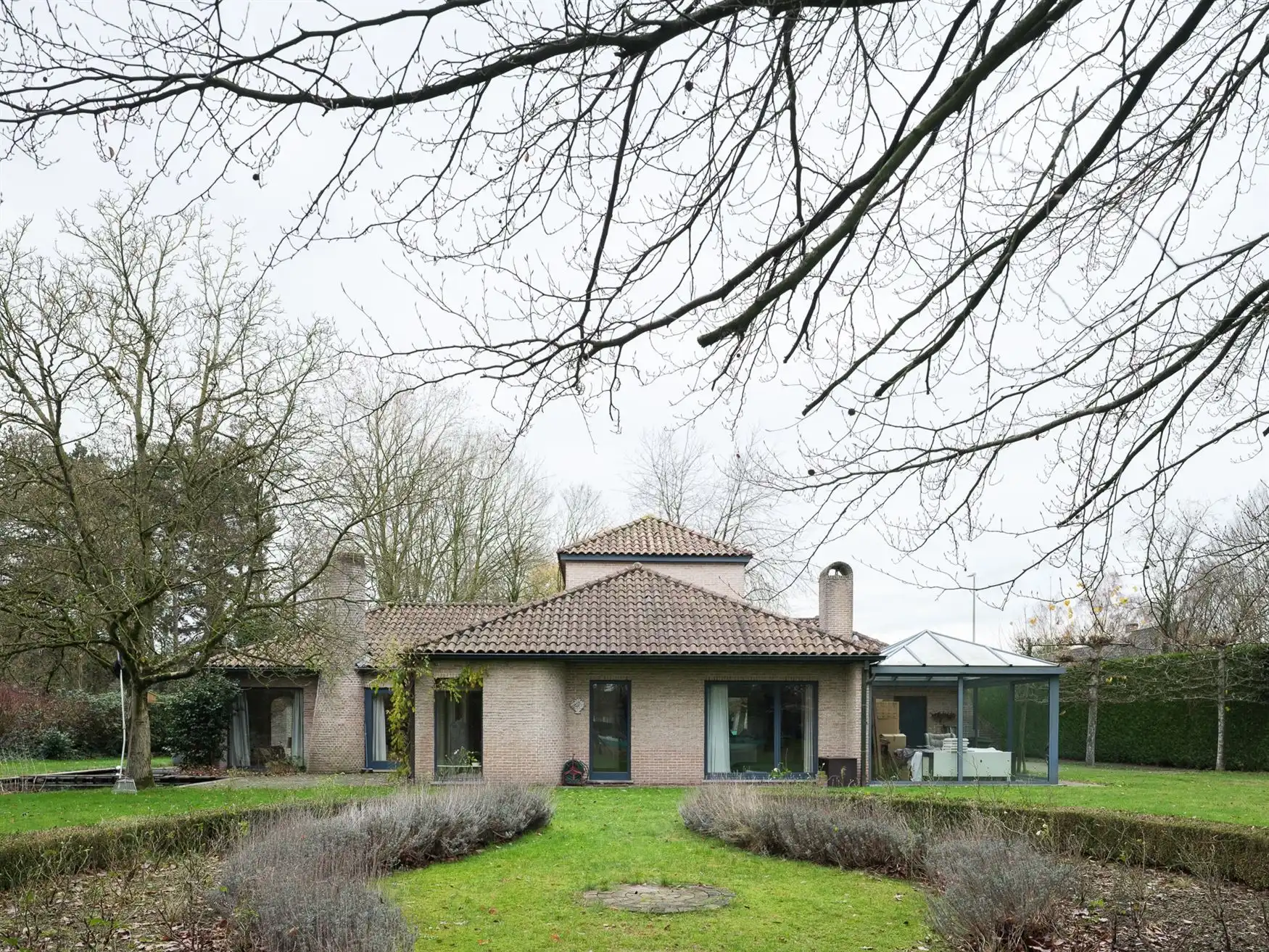 Unieke villa met prachtige tuin op een perceel van 2.764 m². foto {{pictureIndex}}