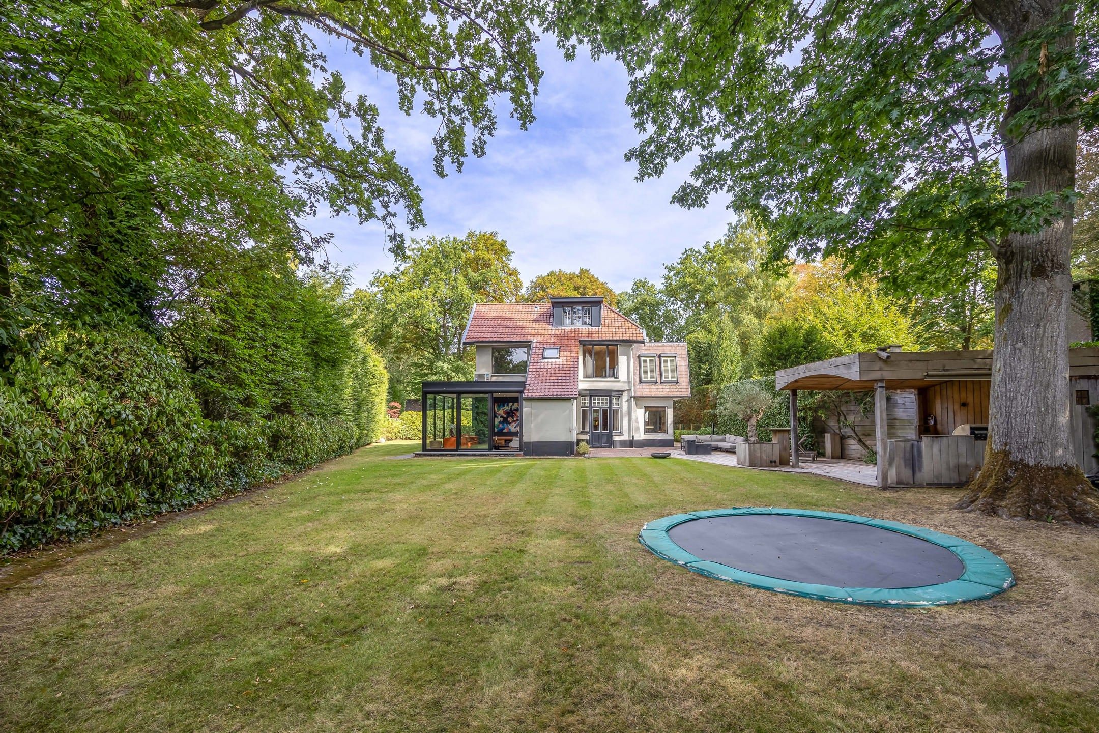 Karaktervolle villa op ca 1.780 m² met bijgebouw en garage foto 20