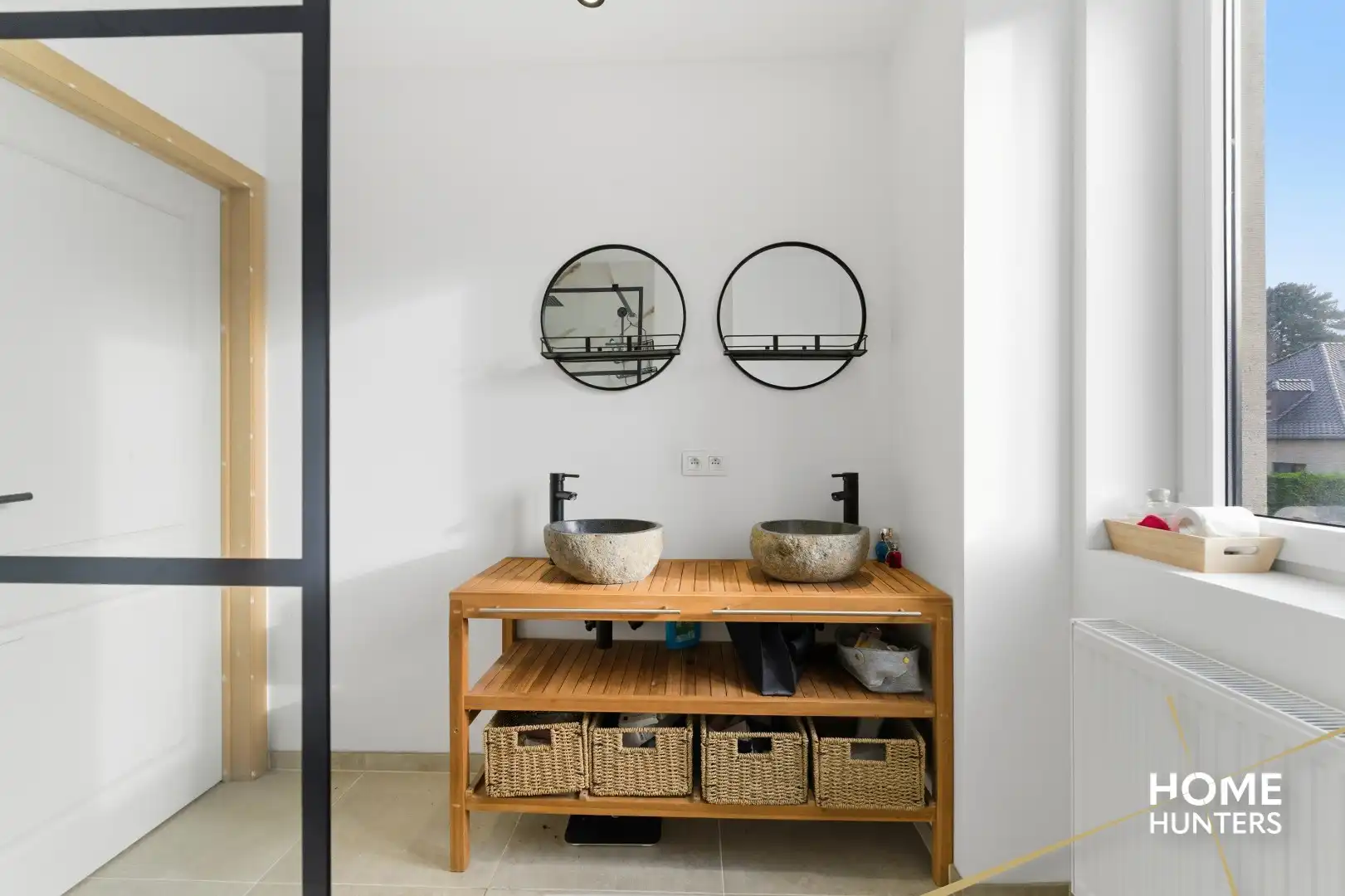 Instapklare gezinswoning met 4 slaapkamers, garage en uitweg te Sint-Kruis! foto 9