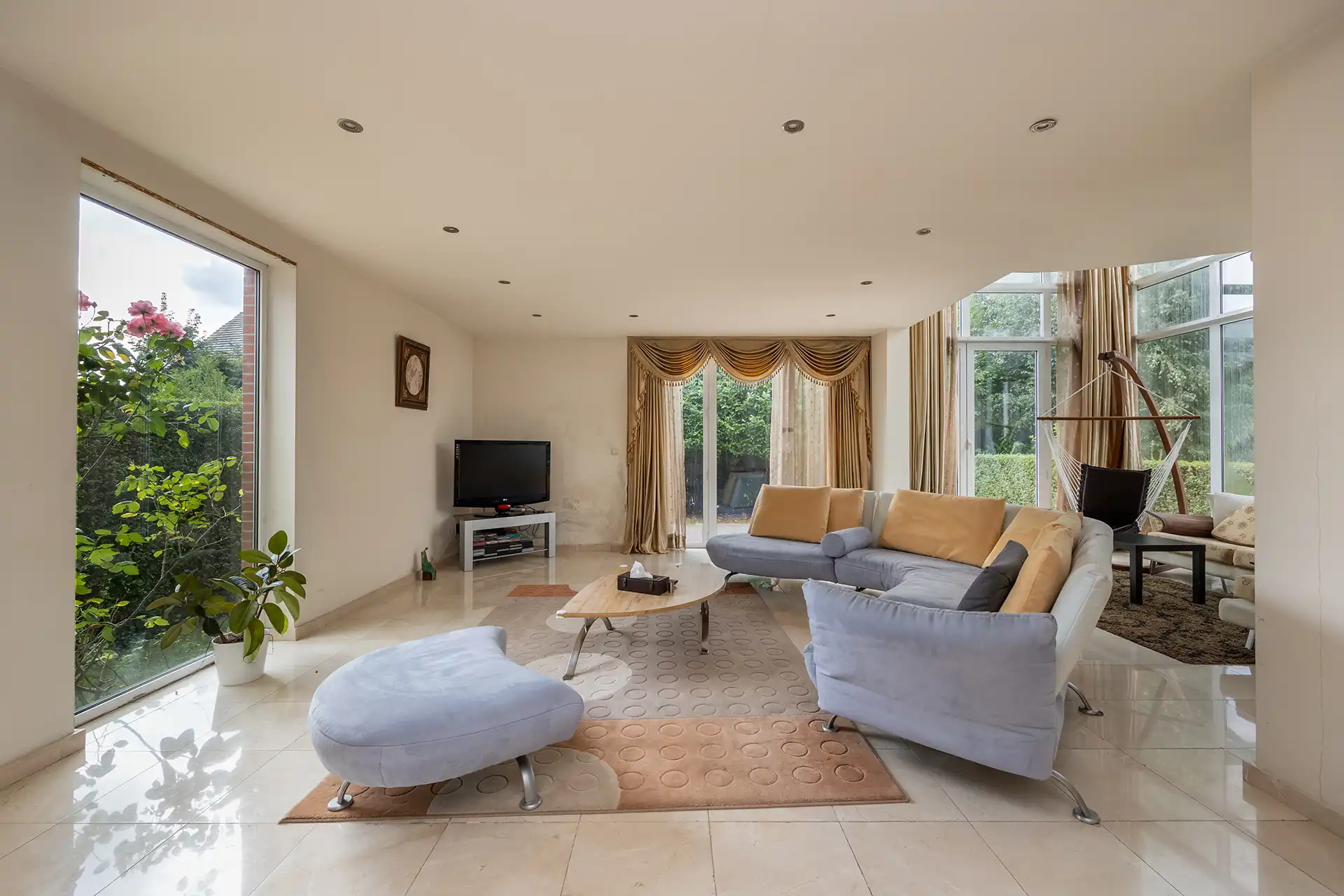 Ruime villa met 4 slpk's en 3 badkamers op toplocatie foto 3