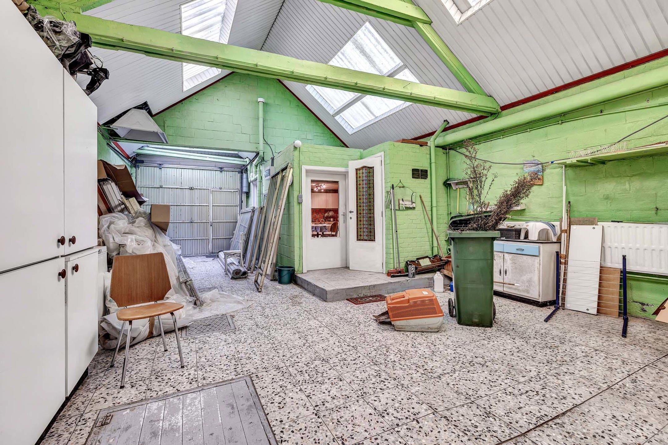 Te renoveren woning met ruime garage en tuin foto 11