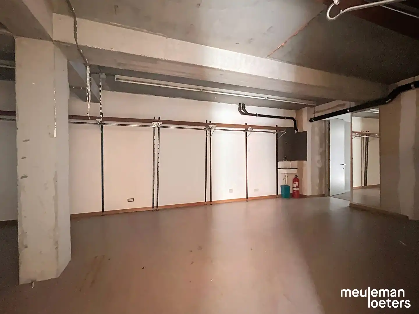 Unieke winkelruimte in het commercieel centrum foto 11