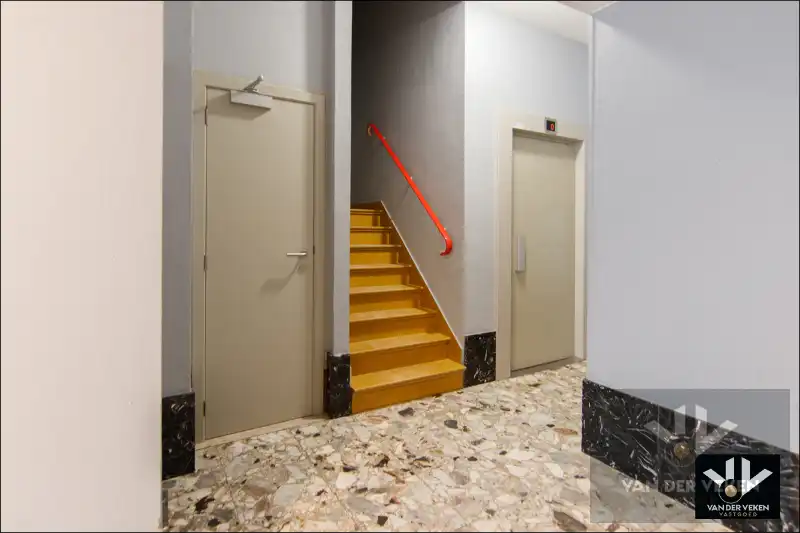 Op te frissen, lichtrijk appartement op toplocatie in bruisend Hasselt foto 5