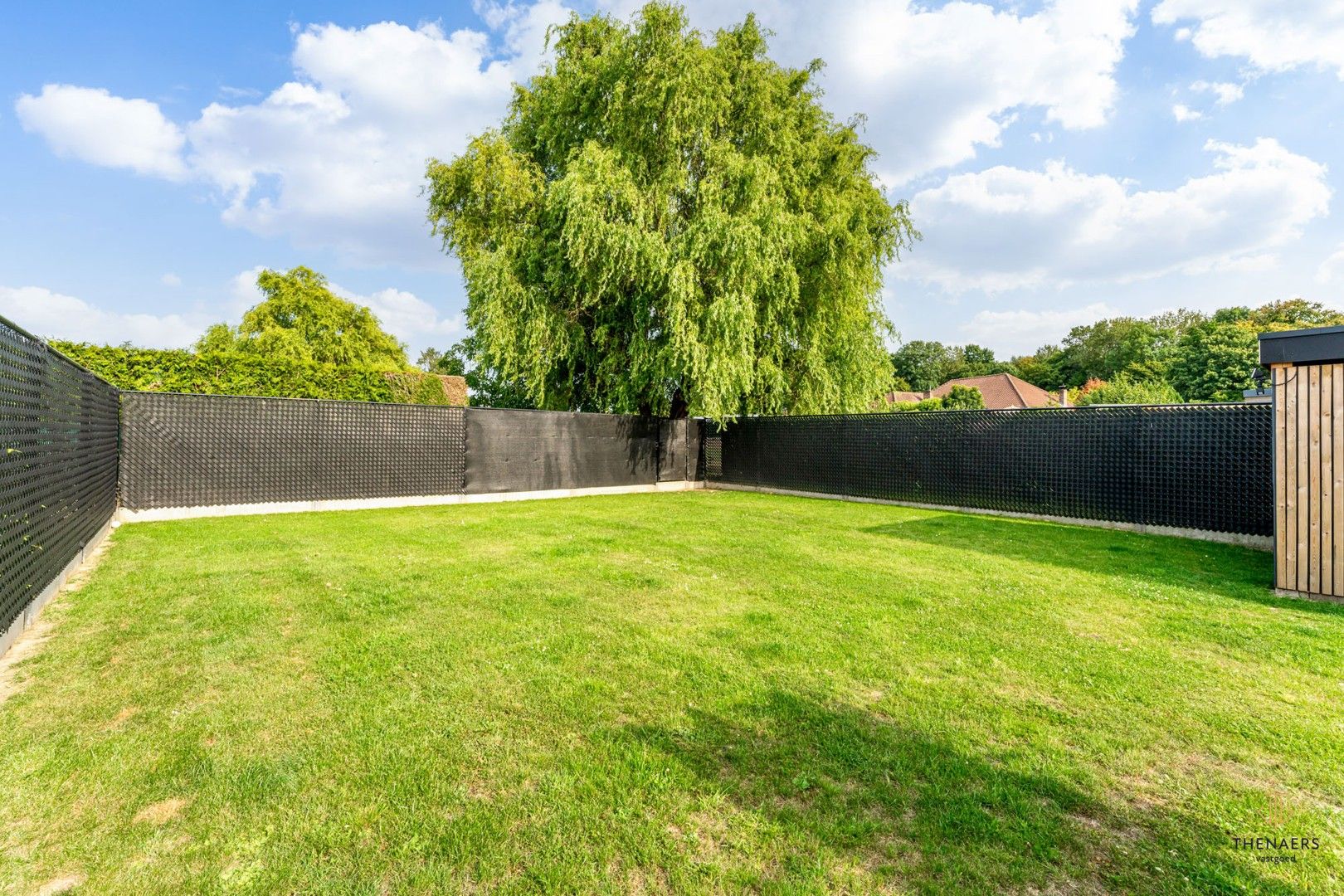 INSTAPKLARE WONING MET 3 SLAAPKAMERS, TUIN EN CARPORT. foto 2