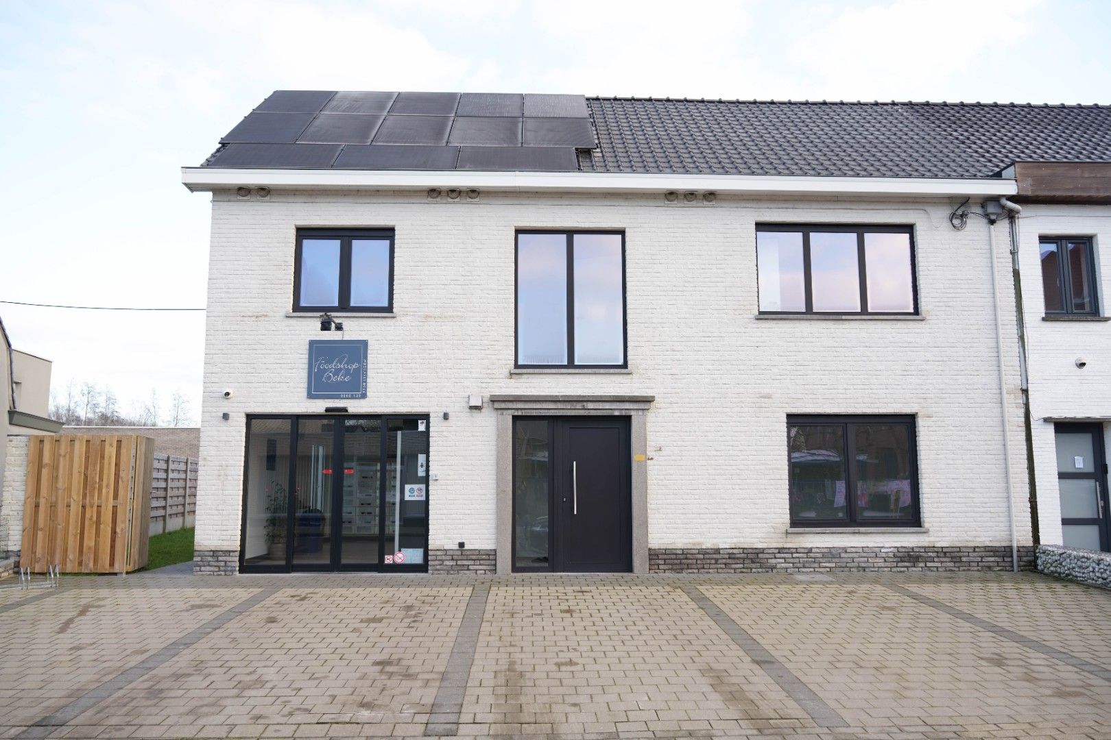 Gerenoveerd appartement met drie slaapkamers te huur in Lievegem foto {{pictureIndex}}