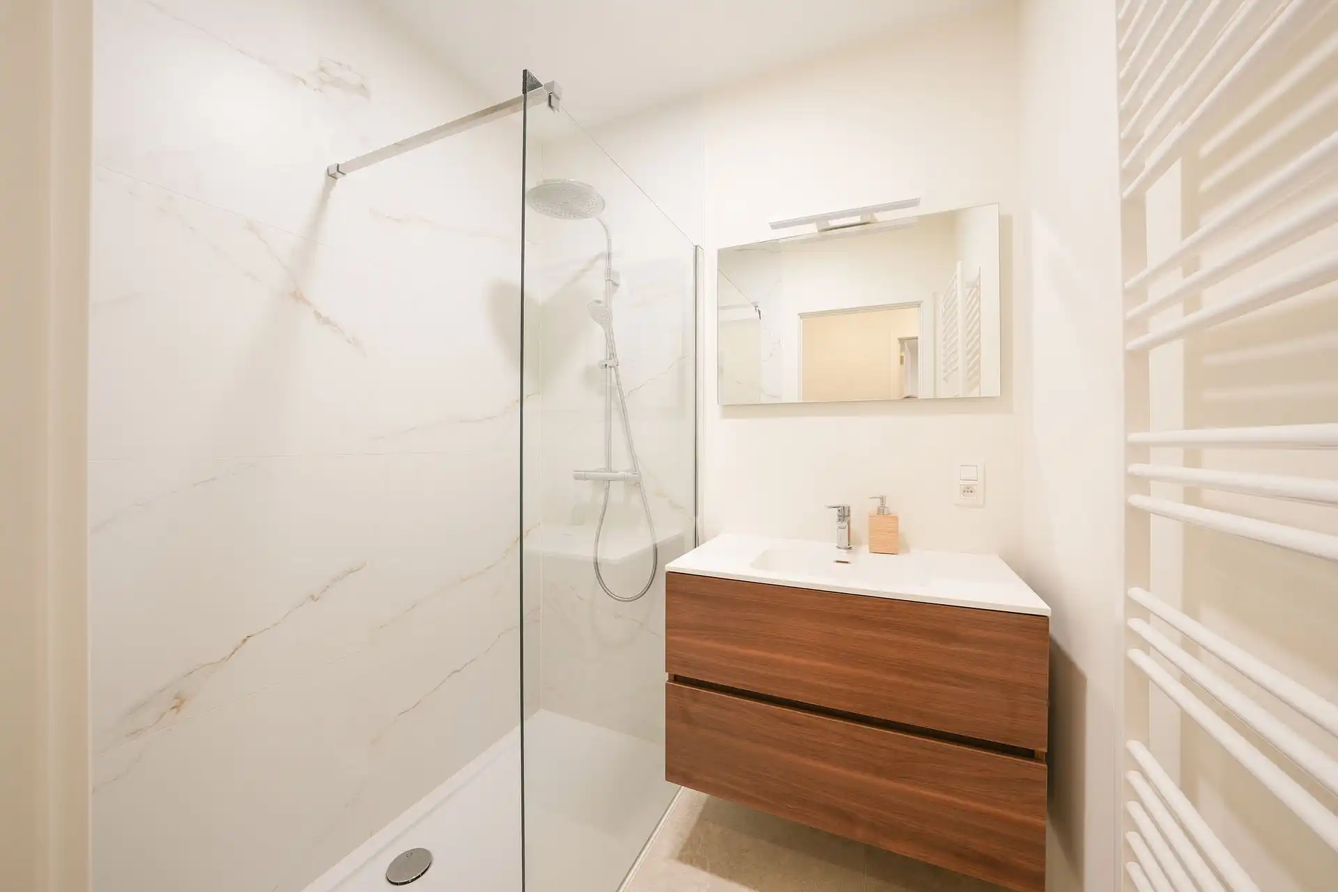 Modern BEN-appartement omringd door groen foto 12