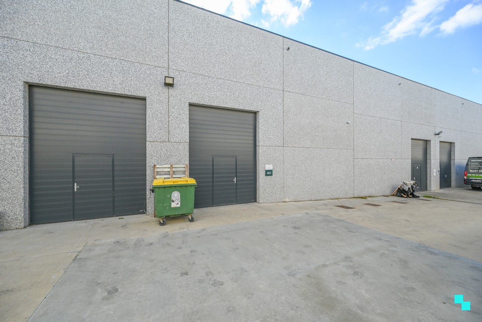 Magazijn met automatische sectionaalpoort in Waregem foto {{pictureIndex}}