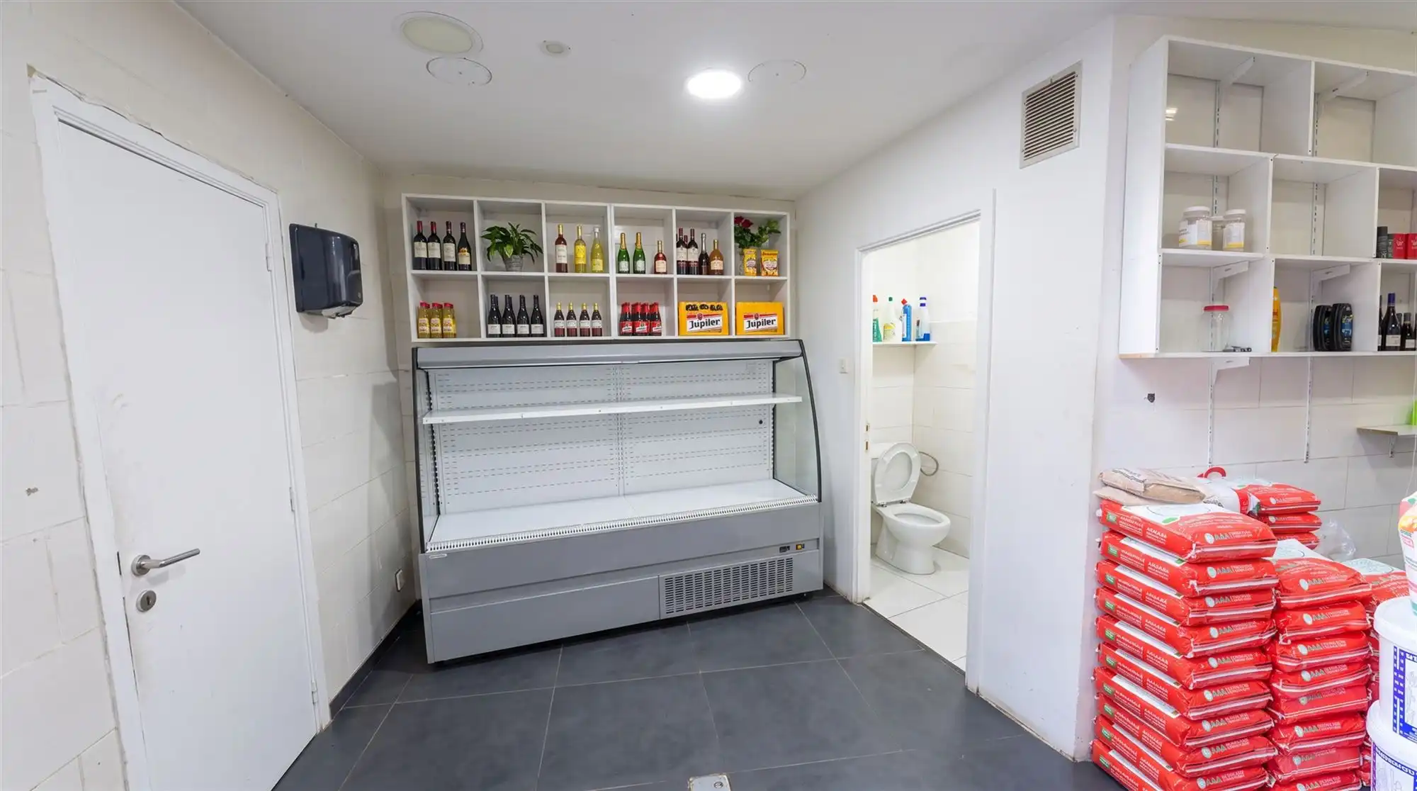 Rendabele opbrengsteigendom met 3 appartementen en handel. foto 16