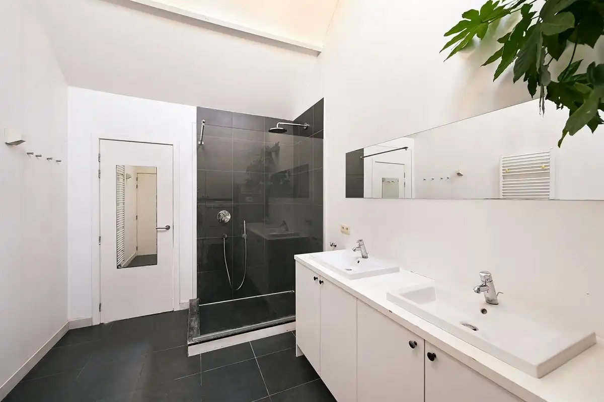 Leuke (starters)woning met zij-ingang foto 13