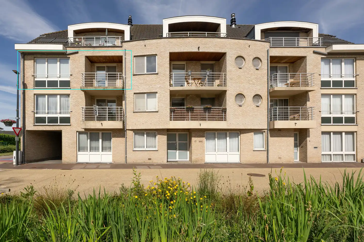 Hoekappartement te Meulebeke met garage en 2 terrassen. foto 2