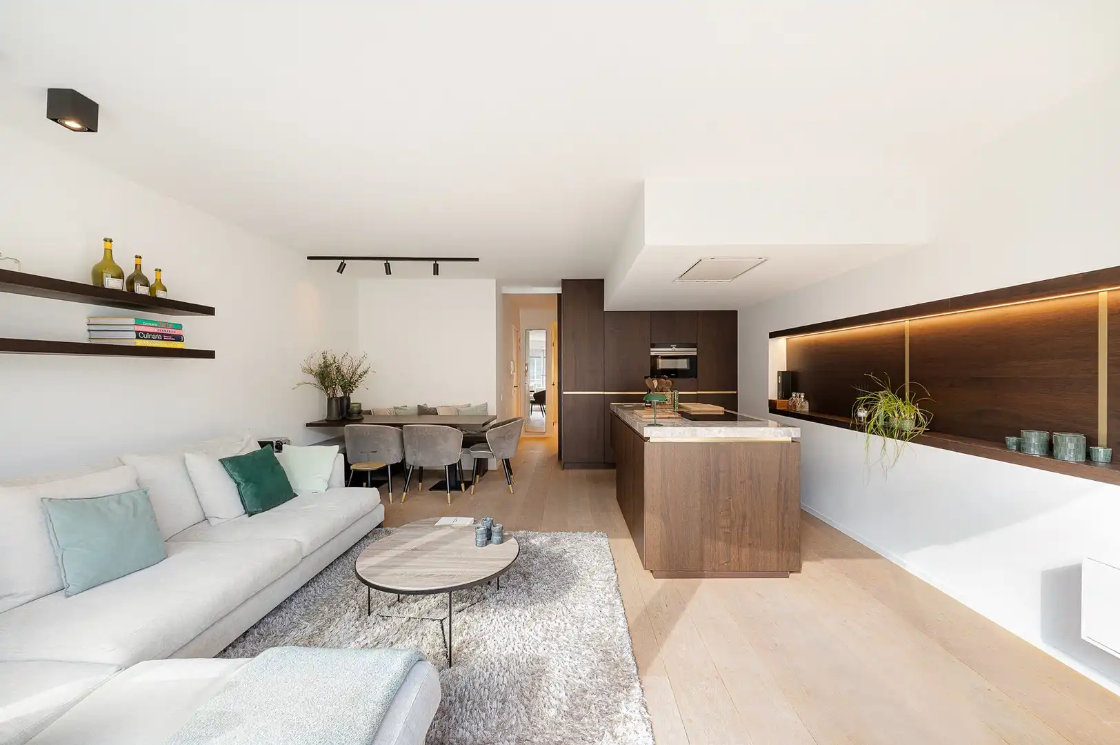 Luxueus gerenoveerd 3-slaapkamerappartement nabij zee. foto 2