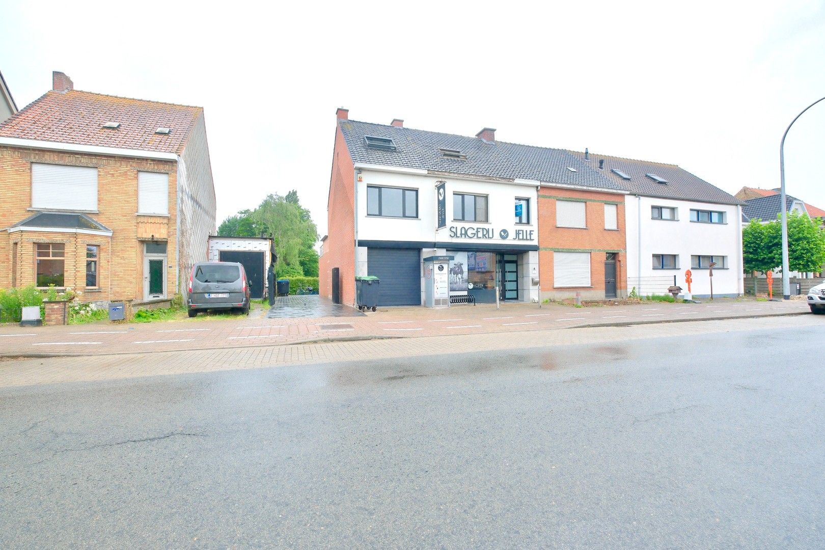 Instapklare handelswoning op toplocatie in Torhout! foto 2