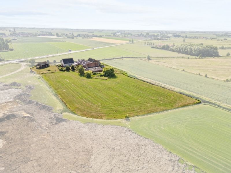 Hoeve met bijgebouwen foto 3