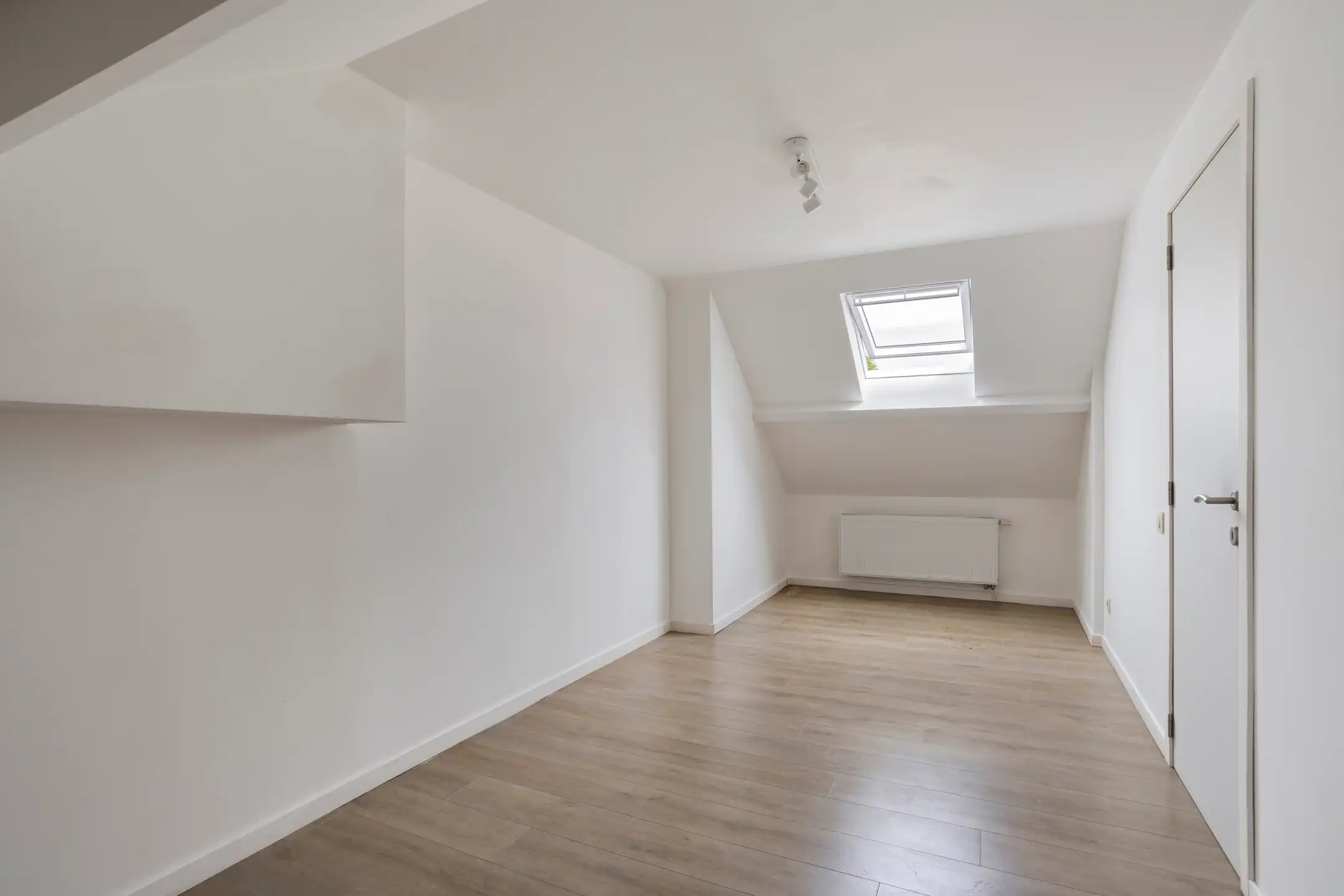 Ruime rijwoning met 4 slaapkamers en renovatiepotentieel foto 11