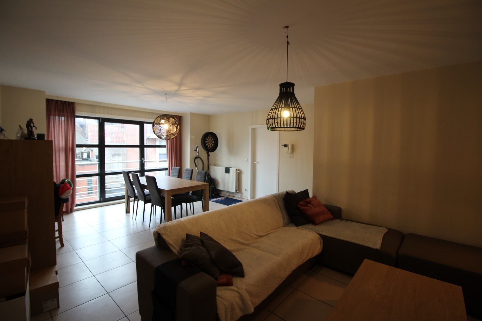 Ruim 2-slaapkamer appartement te huur, grote afgesloten garage inbegrepen. foto 4