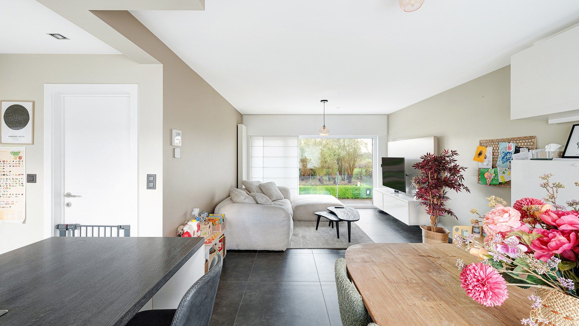 Halfopen woning met 2 garages en tuin te Heist foto {{pictureIndex}}