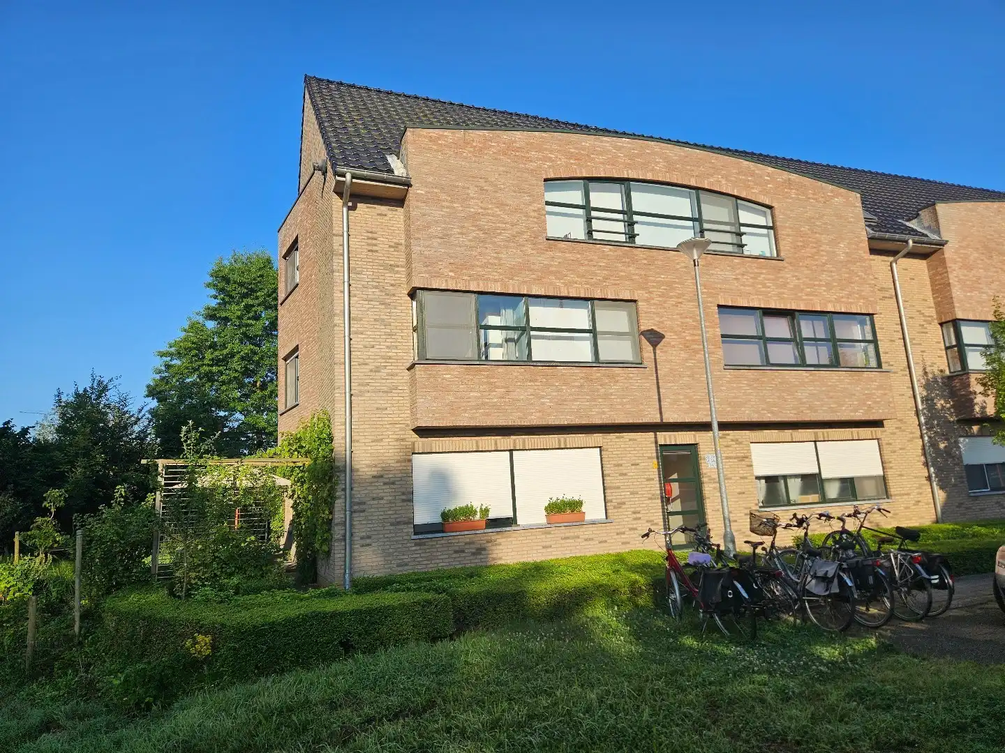 Rustig gelegen appartement met 2 slaapkamers en parking nabij het centrum van Geel ! foto {{pictureIndex}}