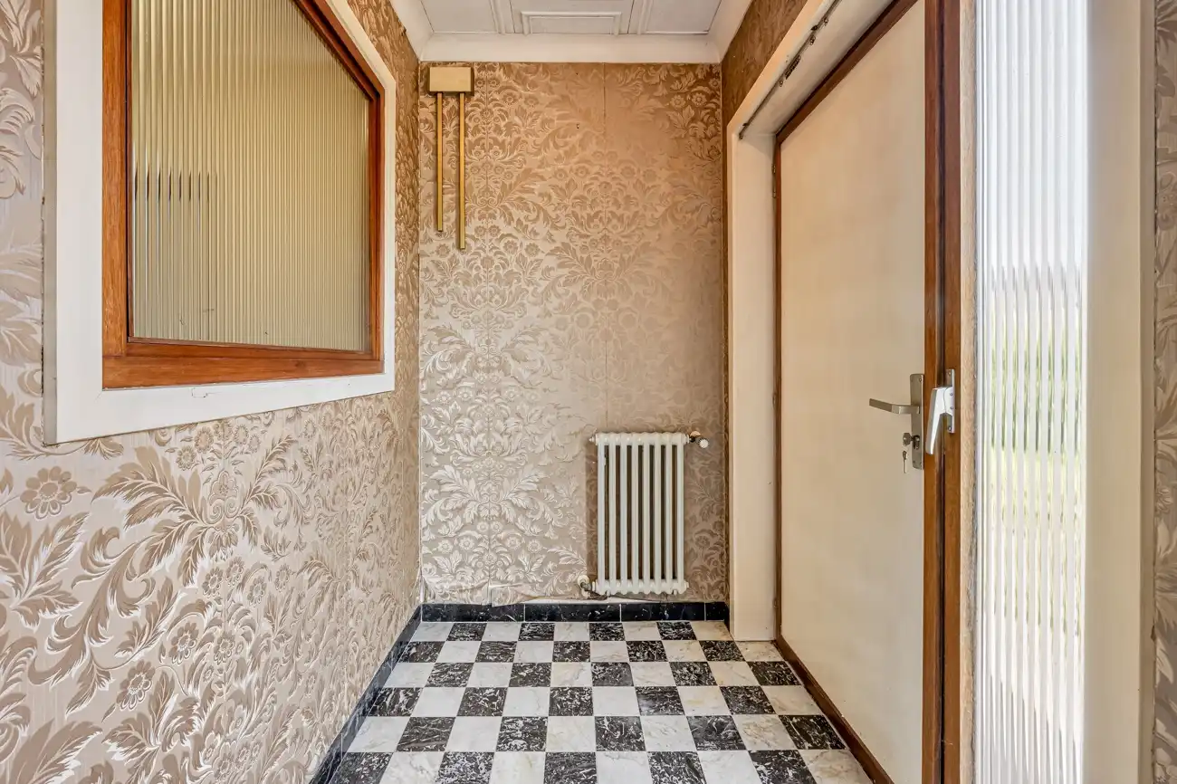 IN OPTIE!! Volledig te renoveren open woning met ruime afzonderlijke garage en tuin op een toplocatie nabij Oude Bareel in Sint-Amandsberg/Oostakker! foto 4