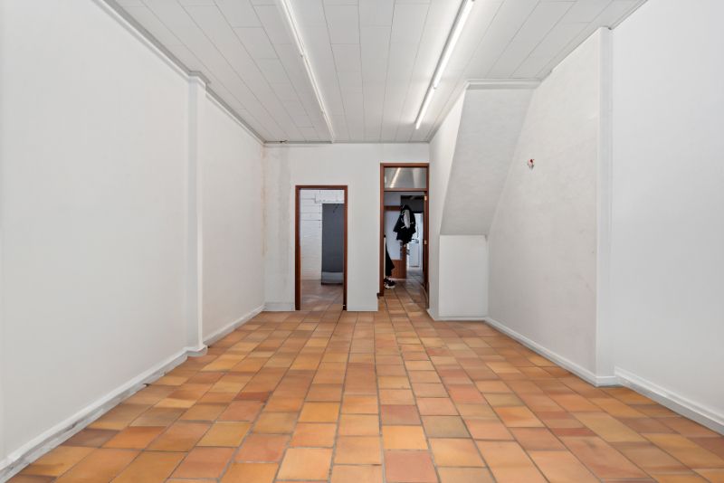 Ruime woning met handelsruimte/bureel vooraan foto 2