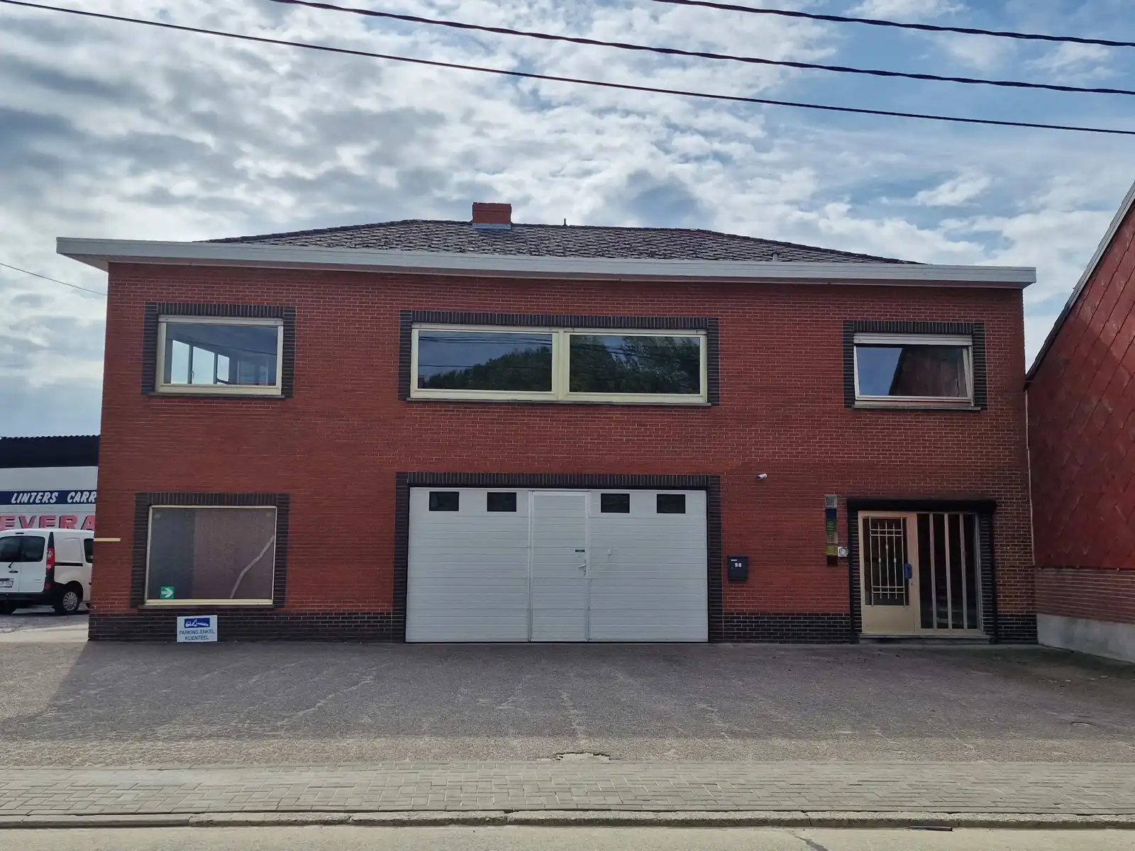 Hoofdfoto van de publicatie: Polyvalente garage 600m² met appartement te Ransberg (Linter)