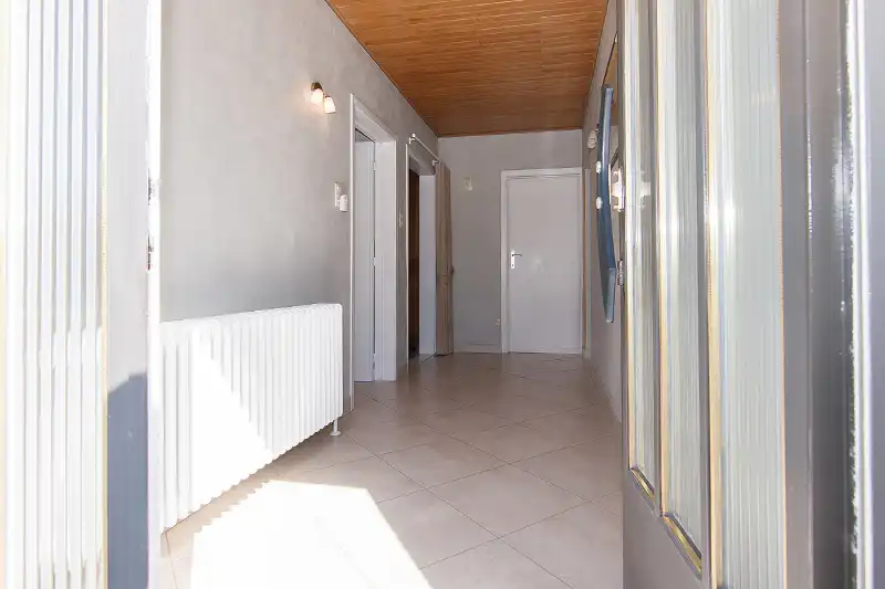 Ruime en rustig gelegen, te renoveren gelijkvloerse woning met bijna volledige onderkeldering op een knap perceel foto 10