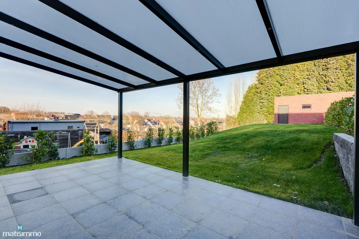 VOLLEDIG AFGEWERKTE EN GESCHILDERDE NIEUWBOUWWONING (EPB E10) MET 3 SLAAPKAMERS, OVERDEKT TERRAS, 2 GARAGES, KELDER EN AANGELEGDE TUIN IN WERM foto 32