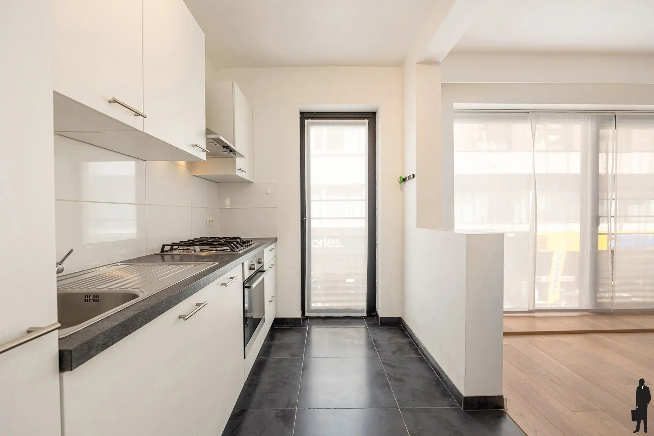 Gerenoveerd 1-slpkappartement met terras in hartje Beveren foto 5