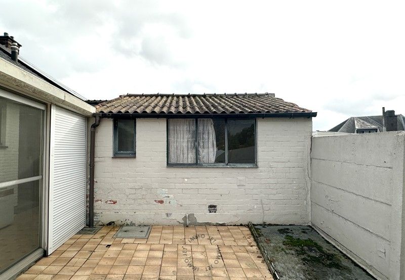 Halfopen bebouwing met oprit, garage en koer foto 10