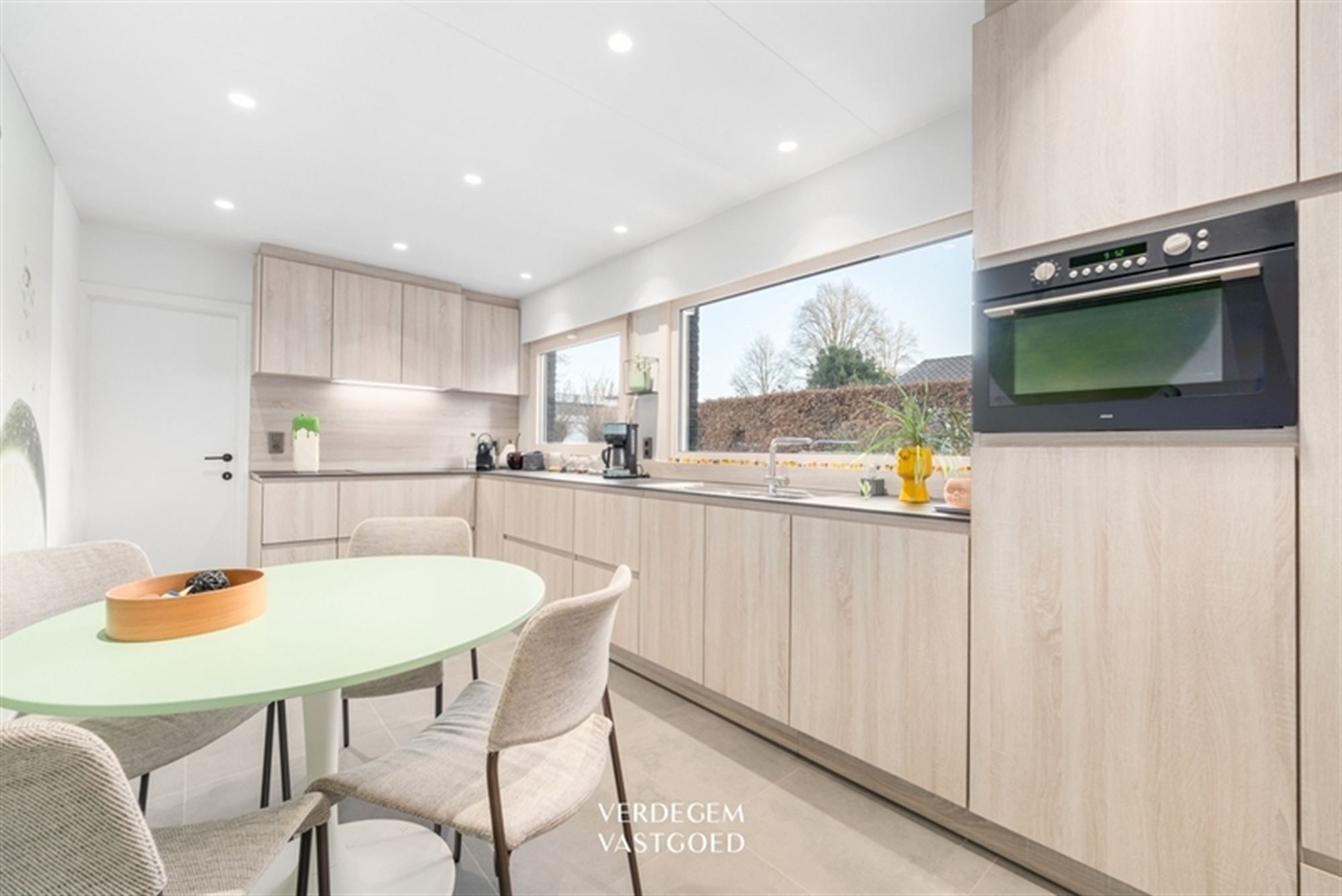 Stijlvolle en instapklare woning met 2+1 slaapkamers, garage en mooie tuin foto 10