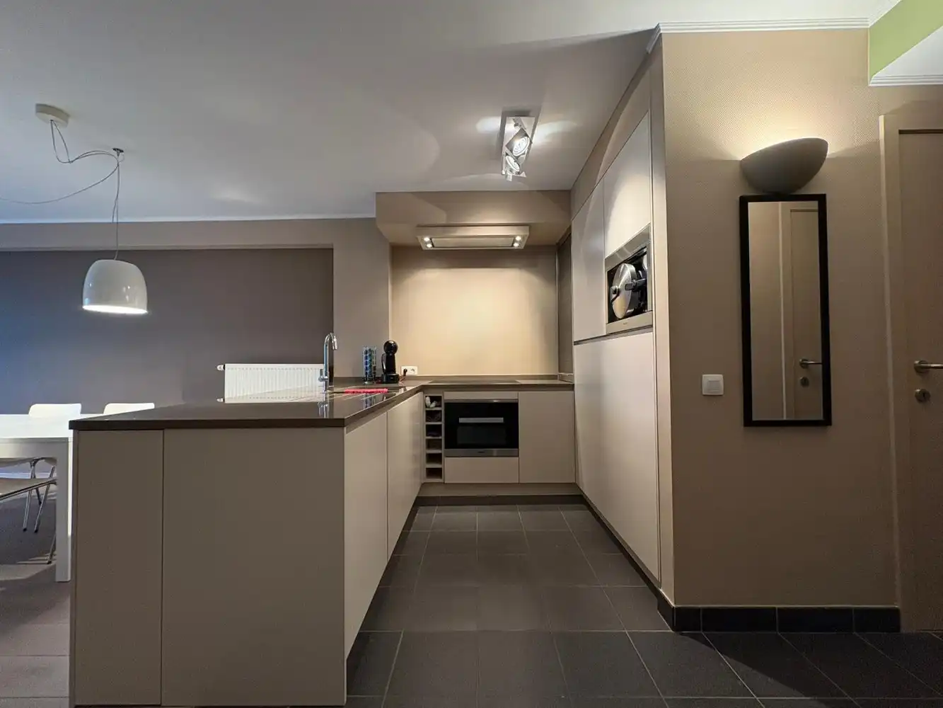 Gemeubeld 3 slaapkamer appartement met garage, nabij het Rubensplein foto 3