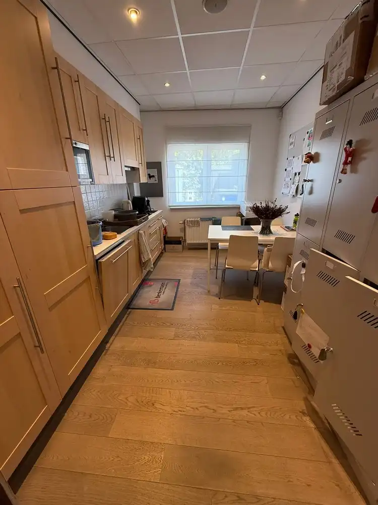 BAANWINKEL MET PARKING NABIJ MEDI MARKET, CARREFOUR, KRËFEL, ... foto 11