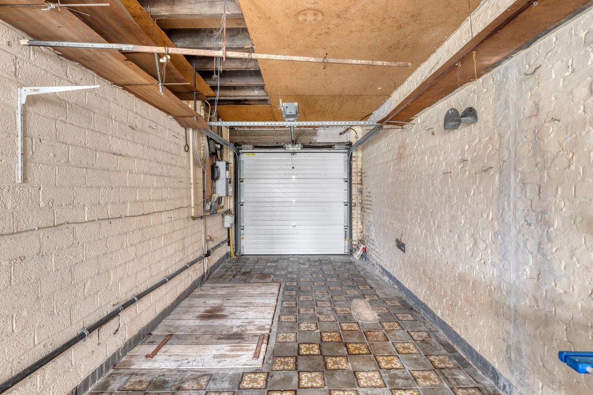 Te renoveren woning met 4 slaapkamers en garage! foto 13