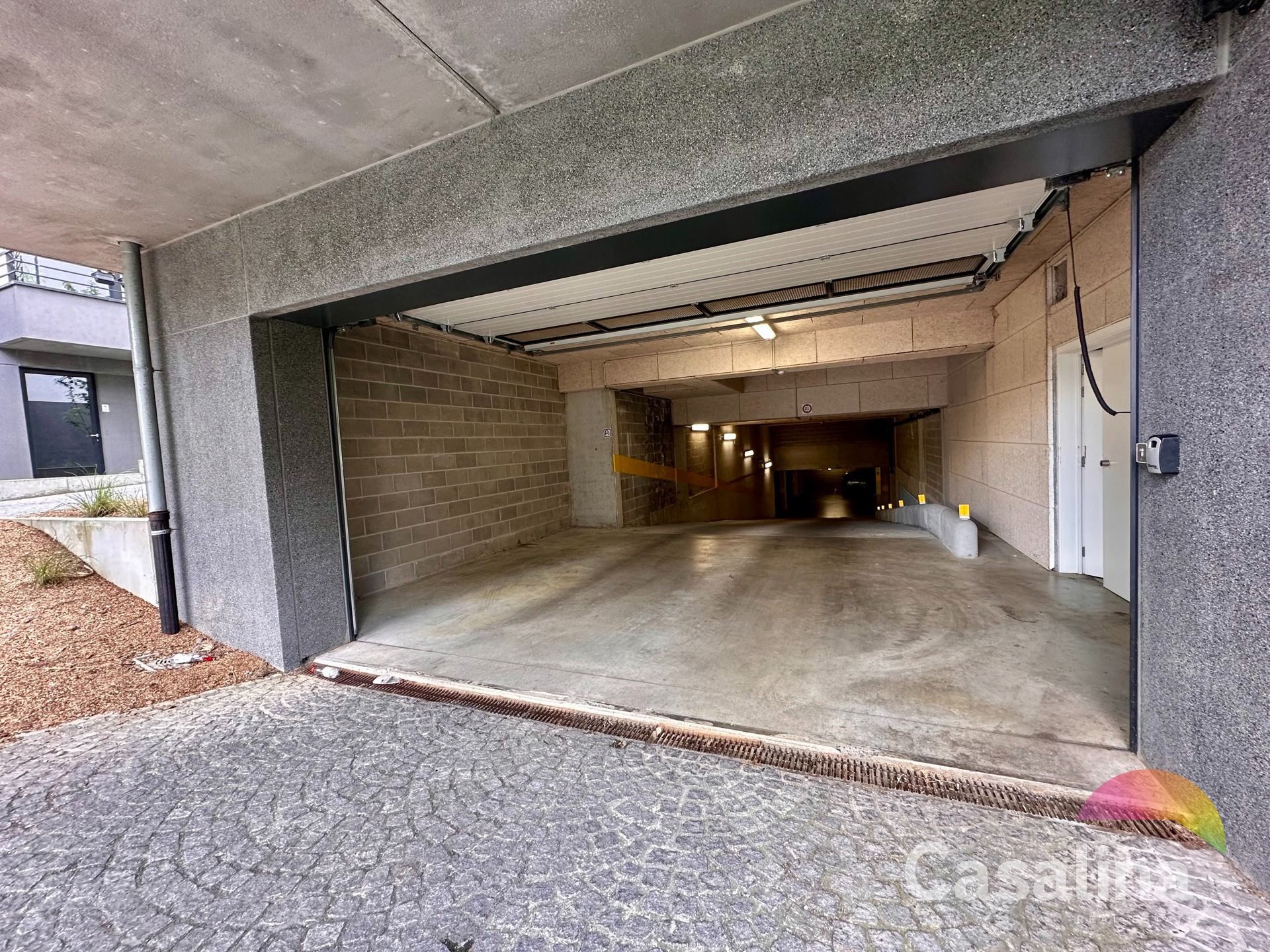 Een binnenparkeerplaats foto 3