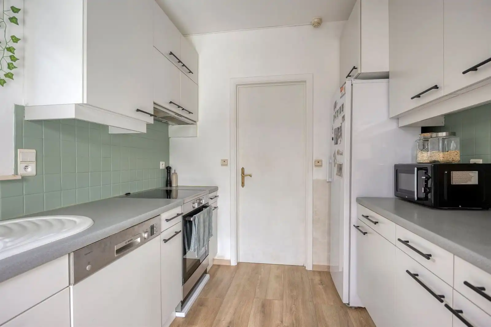 Instapklaar gelijkvloers appartement met 2 slaapkamers, garage en zonnige tuin foto 8