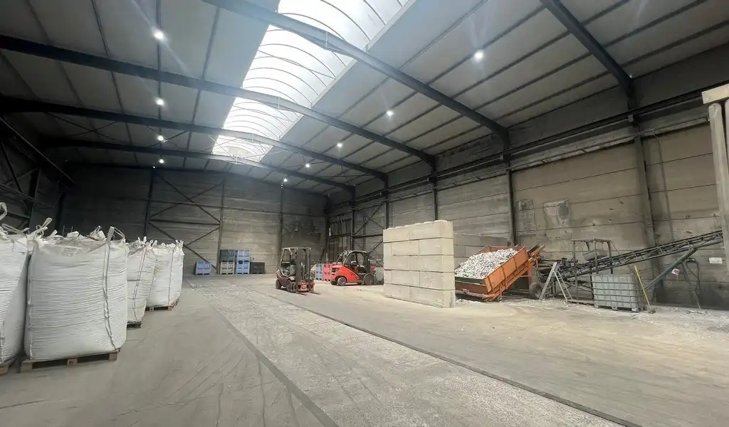 Loods met verharde buitenruimte te huur in Waregem foto 4