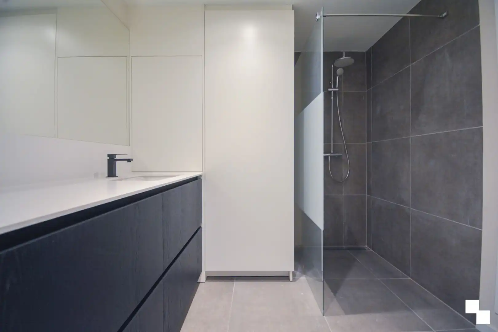 Tweeslaapkamer appartement met garage nabij het centrum van Izegem foto 24