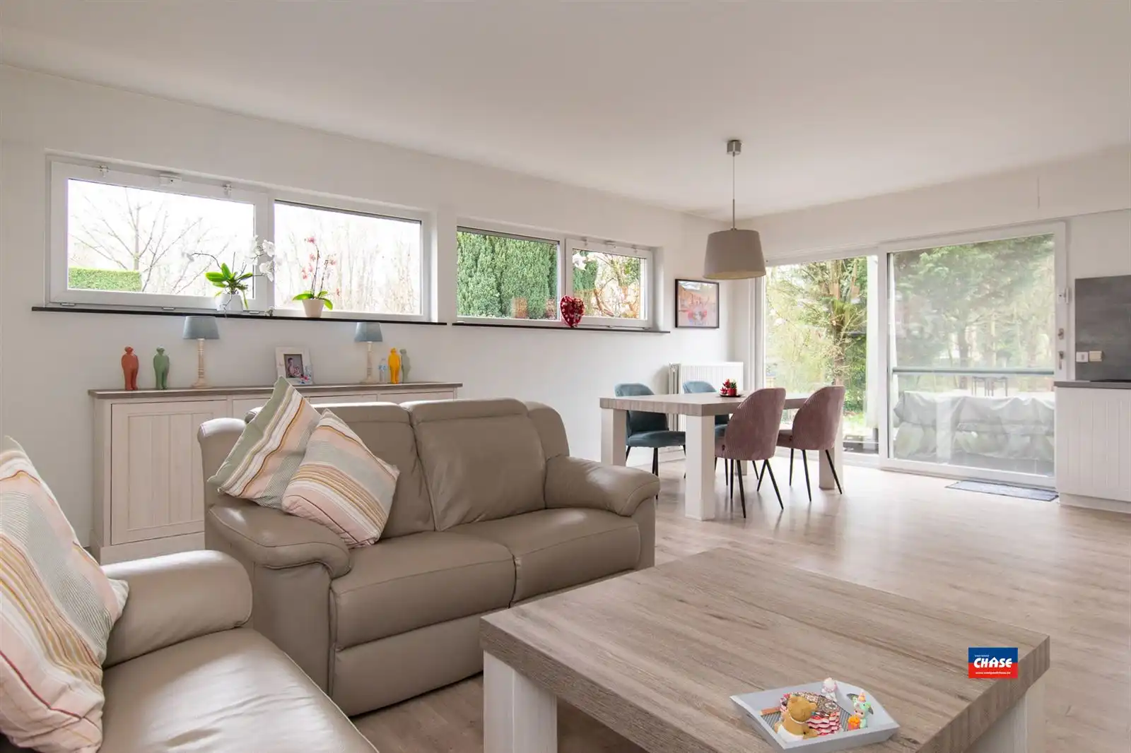 Halfopen gezinswoning met 3 slaapkamers, grote tuin én garage foto 2