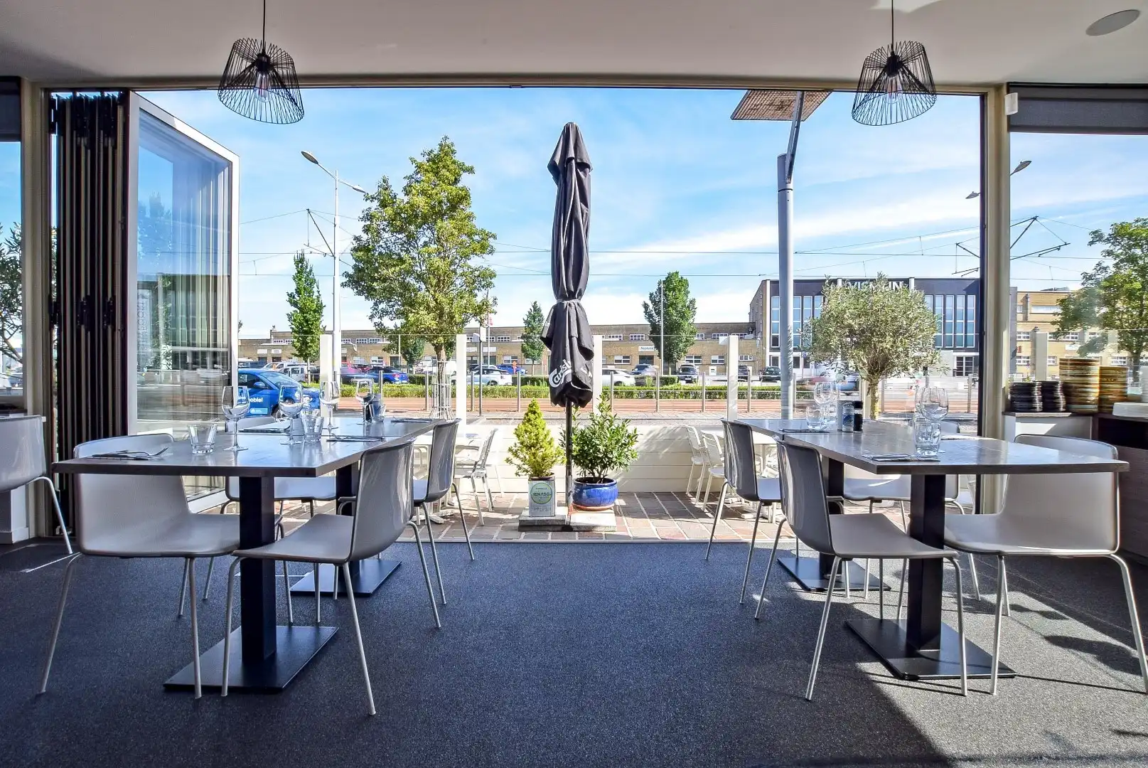 Tophorecazaak met woonst op de Kaai in Nieuwpoort – Huur of Huurkoop mogelijk foto {{pictureIndex}}